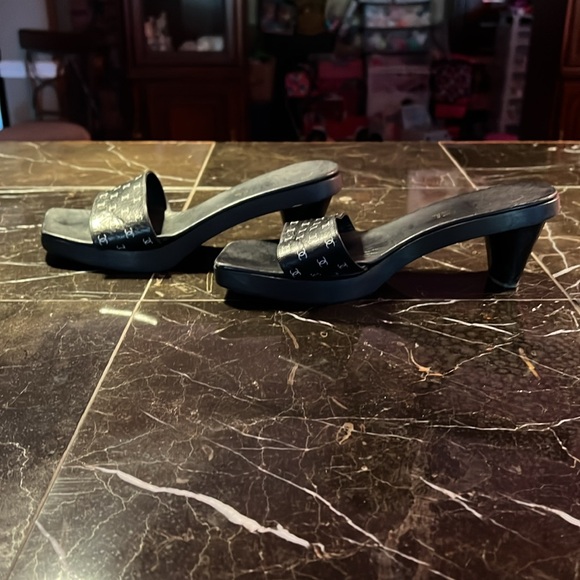❤️VINTAGE❤️ RARE Chanel size 40 (9) black logo sandals - Picture 5 of 8